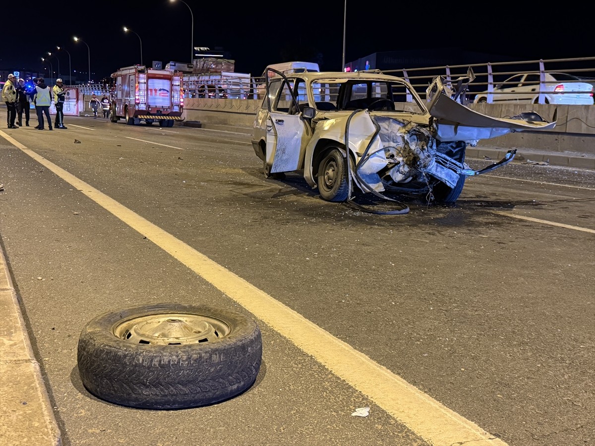 Kahramanmaraş'ın Onikişubat ilçesinde kamyonetle otomobilin çarpışması sonucu 1 kişi...