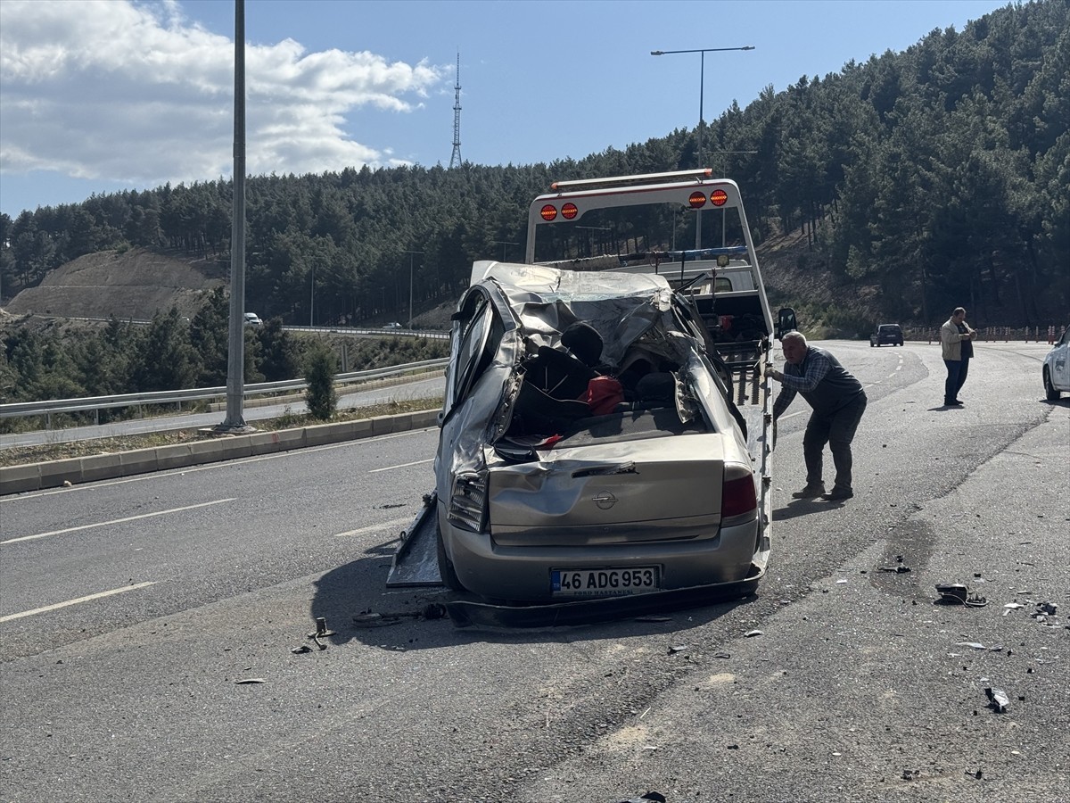 Kahramanmaraş’ın Onikişubat ilçesinde üç aracın karıştığı zincirleme trafik kazasında 7 kişi...