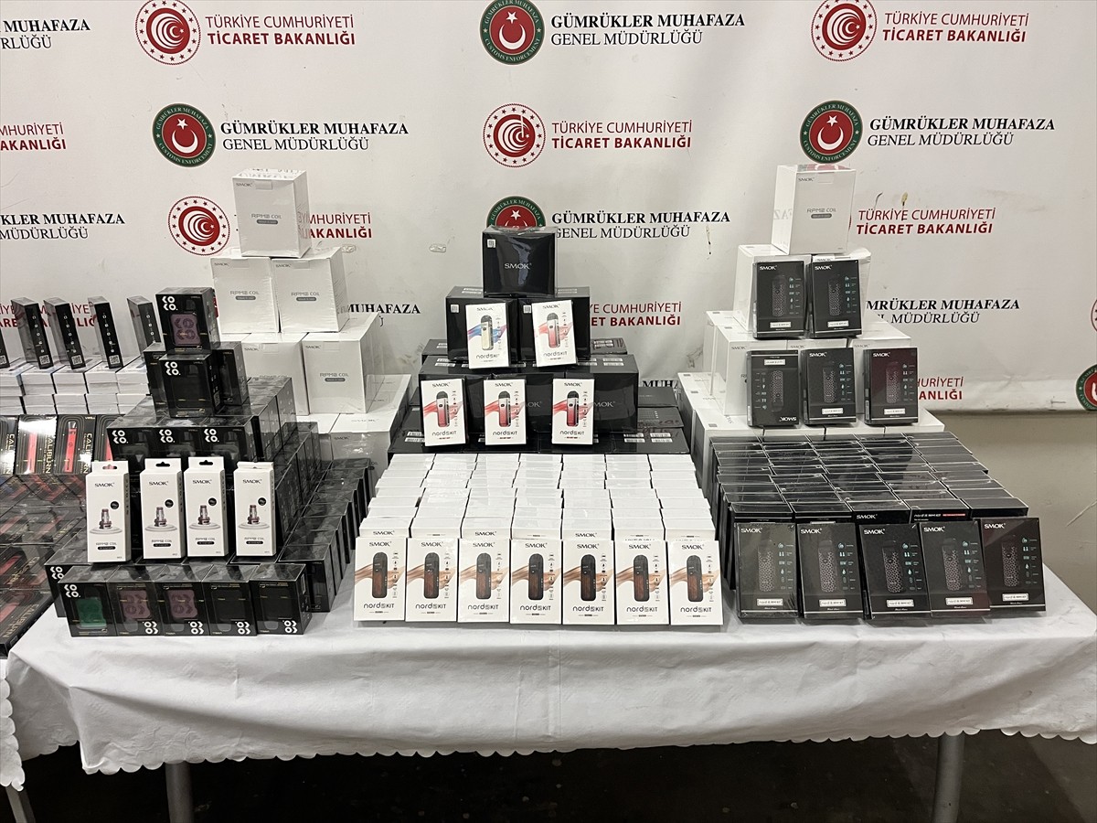 Kapıkule Sınır Kapısı'nda bir tırda 46 bin 761 elektronik sigara ve 463 kilo 70 gram kimyasal...