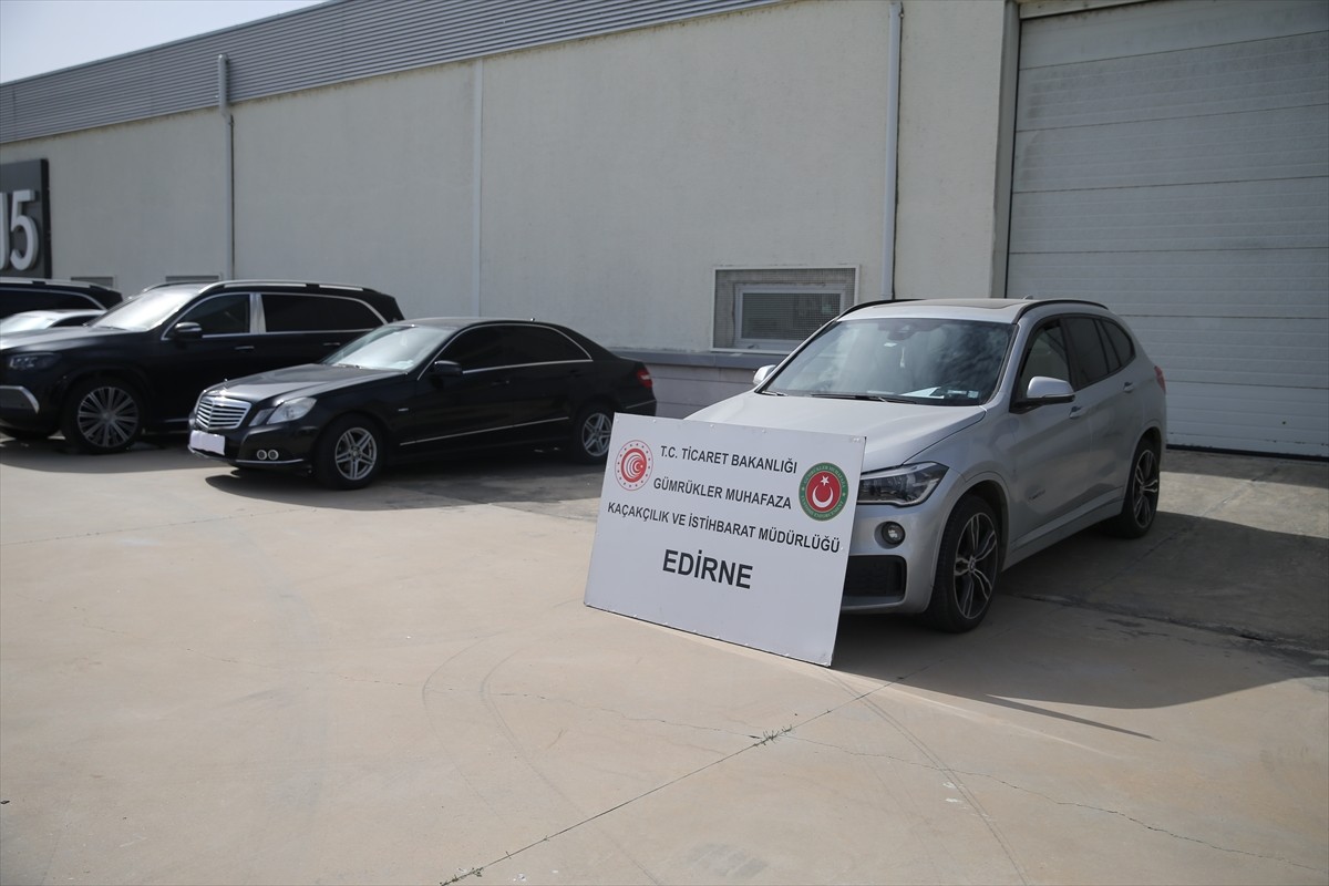  Kapıkule Sınır Kapısında, sahte emeklilik belgesiyle Türkiye'ye kaçak olarak sokulmak lüks...