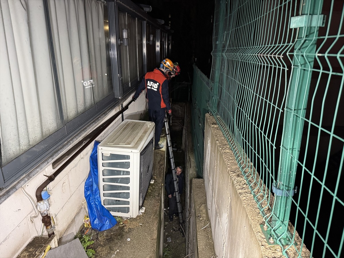 Karabük'te yaklaşık 5 metre yükseklikten iki duvar arasındaki boşluğa düşen kişi, AFAD ekiplerince...