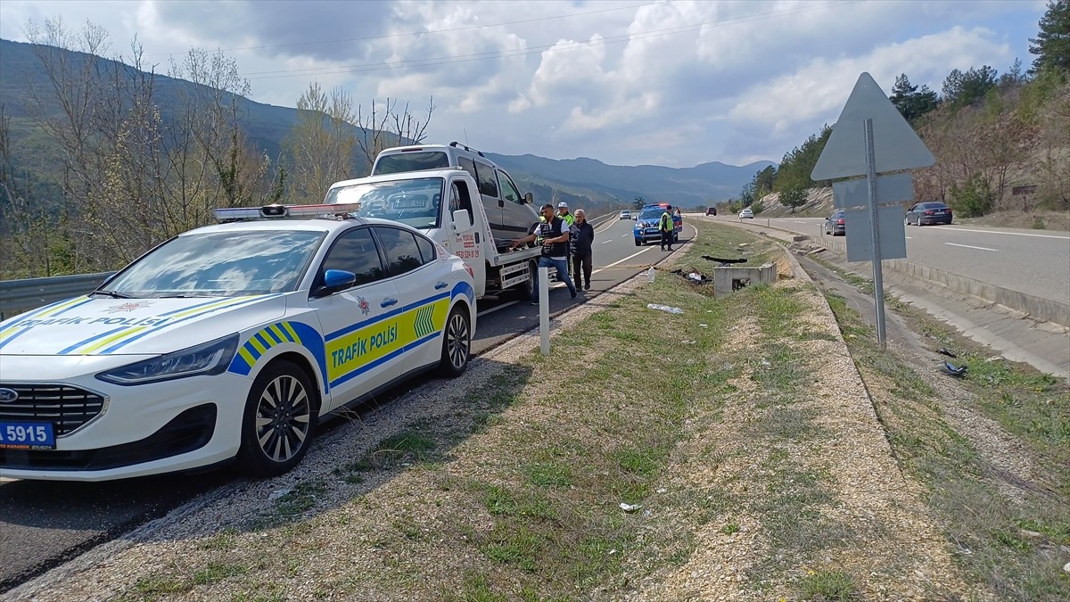 Karabük'ün Safranbolu ilçesinde, beton menfeze çarpan hafif ticari araçta 1'i ağır 3 kişi...