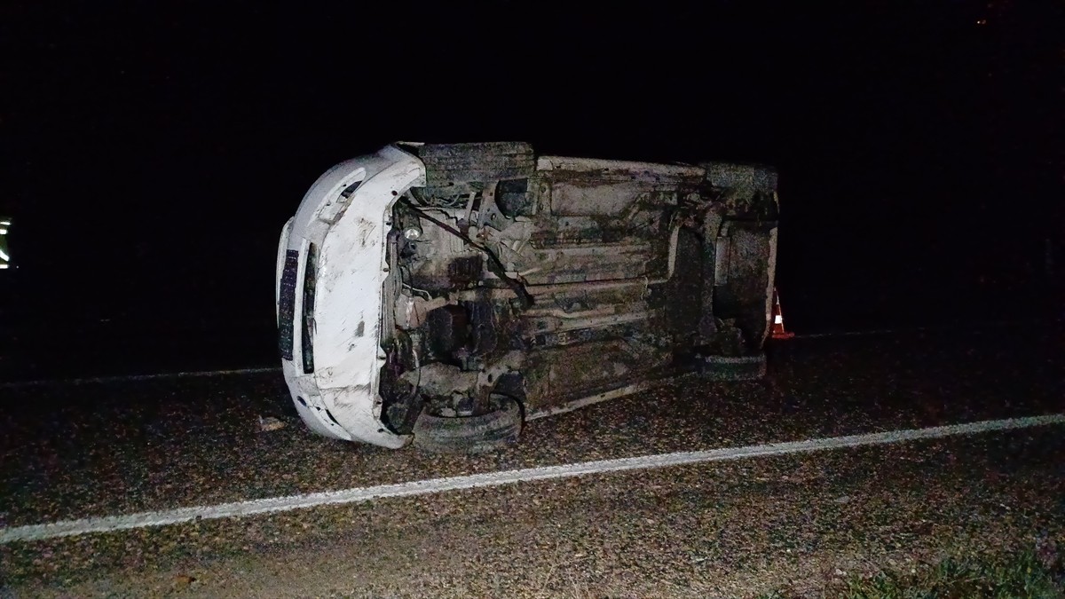 Karabük'ün Safranbolu ilçesinde otomobilin devrilmesi sonucu 3'ü çocuk 5 kişi yaralandı.