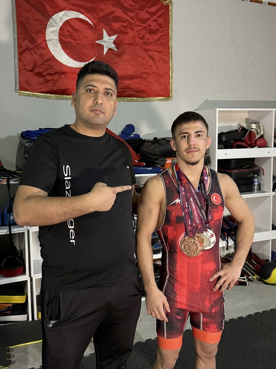 Kariyerinde 14 Türkiye şampiyonluğu bulunan ve katıldığı 5 Avrupa ile 1 dünya şampiyonasında...