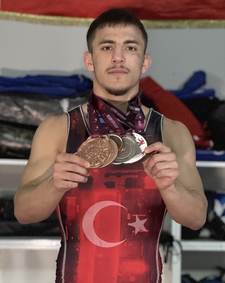 Kariyerinde 14 Türkiye şampiyonluğu bulunan ve katıldığı 5 Avrupa ile 1 dünya şampiyonasında...