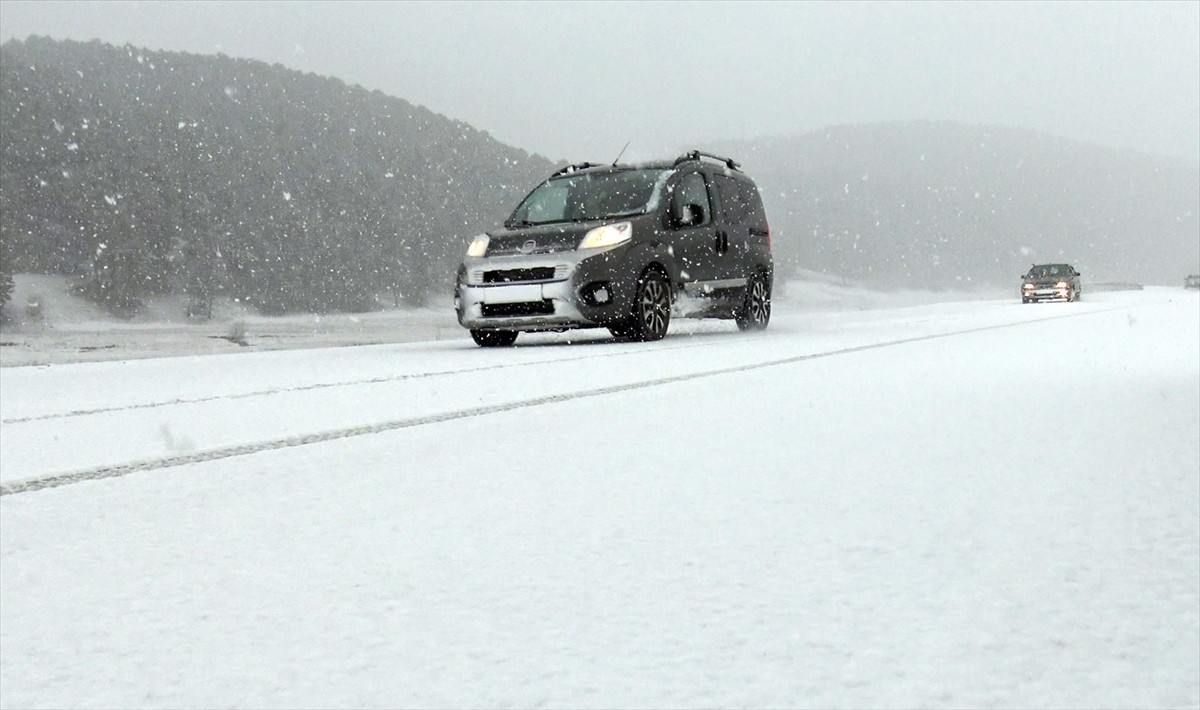 Kars'ın Sarıkamış ilçesinde sabah saatlerinde kar yağışı etkili oldu. 