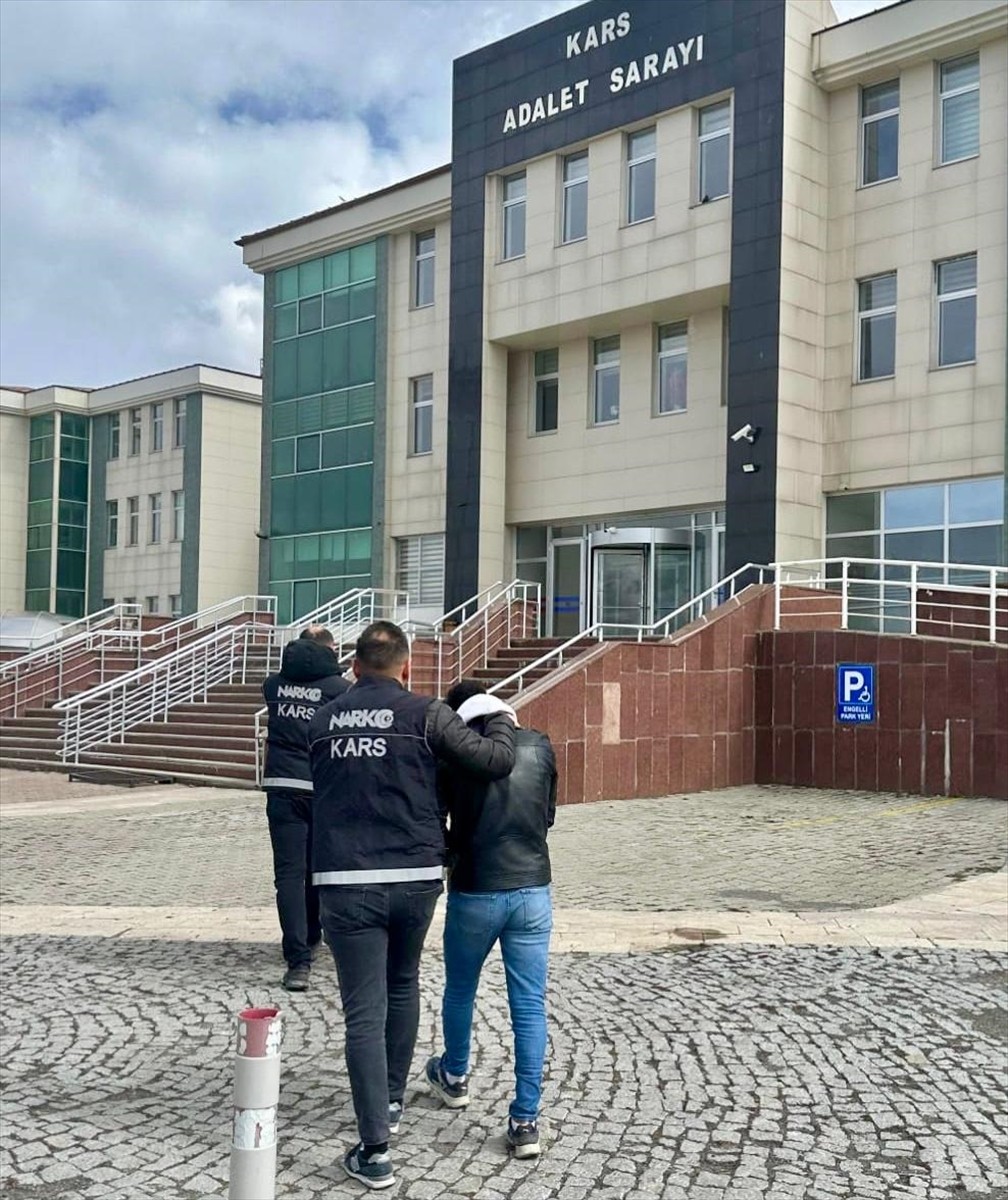 Kars'ta polis ekiplerince düzenlenen uyuşturucu operasyonunda gözaltına alınan 2 zanlı...