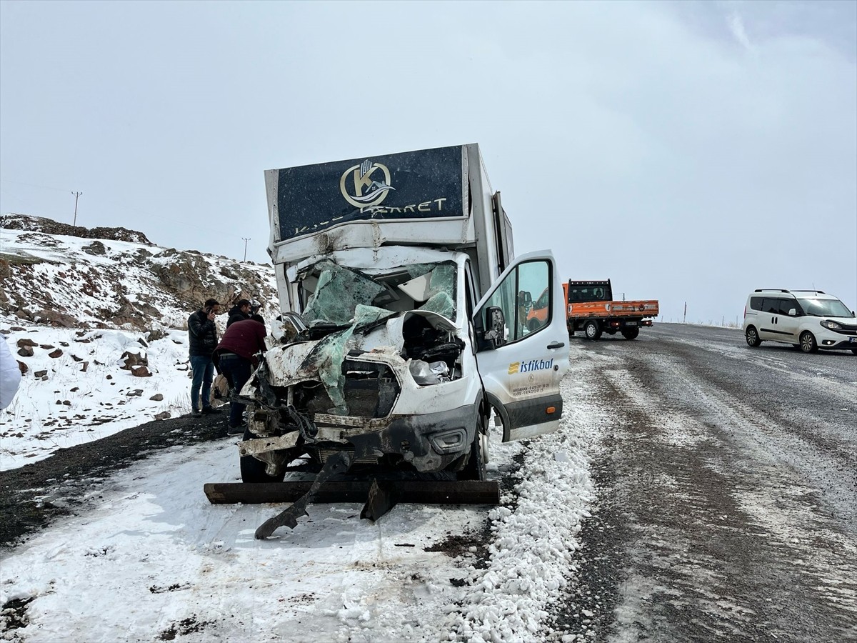 Kars-Ardahan kara yolunda kamyonetin kar küreme aracına çarpması sonucu 1 kişi öldü, 2 kişi...