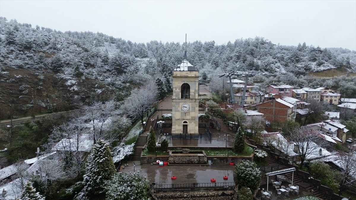 Kastamonu'da kent merkezi ile yüksek kesimlere kar yağdı. 
