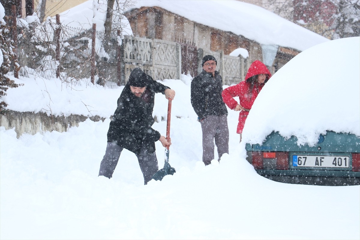Kastamonu'nun Ağlı ilçesinde kar kalınlığı 50 santimetreyi geçti. 
