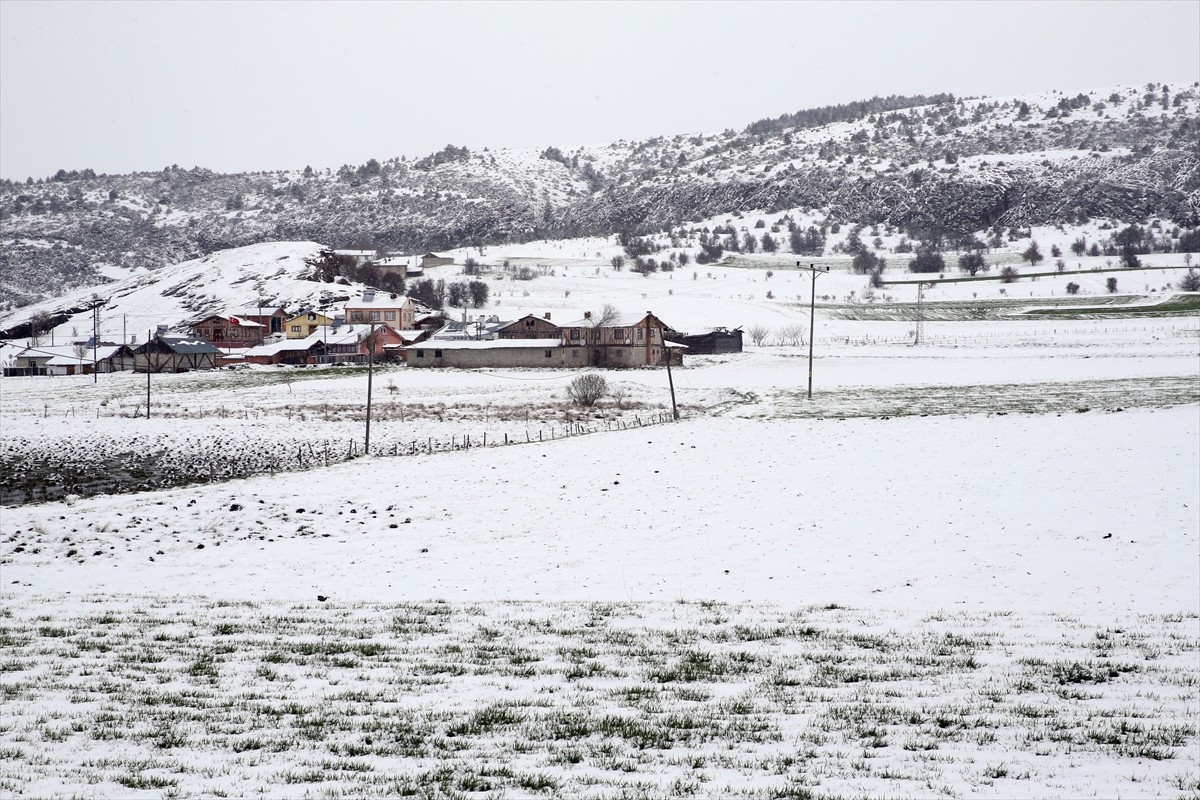 Kastamonu'nun yüksek rakımlı ilçelerinde etkili olan kar yağışı nedeniyle bazı araçların üzeri...