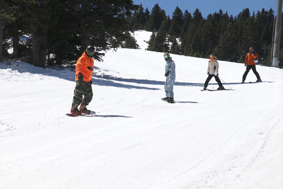 Kayak ve kış turizminin önemli merkezlerinden Uludağ'da, nisan ayında yağan kar, yerli ve yabancı...