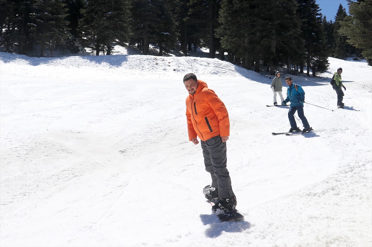 Kayak ve kış turizminin önemli merkezlerinden Uludağ'da, nisan ayında yağan kar, yerli ve yabancı...