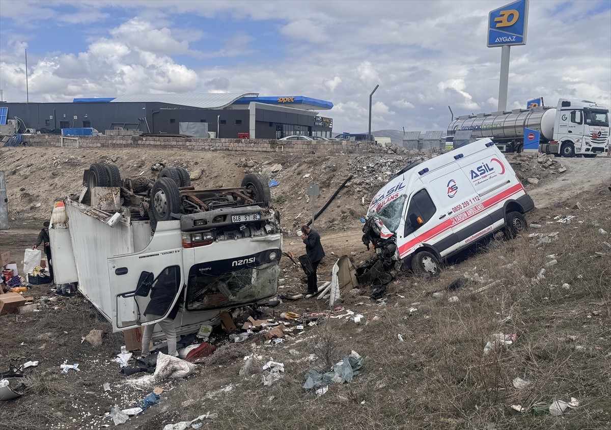 Kayseri'de ambulans ile kamyonetin çarpışması sonucu 6 kişi yaralandı.