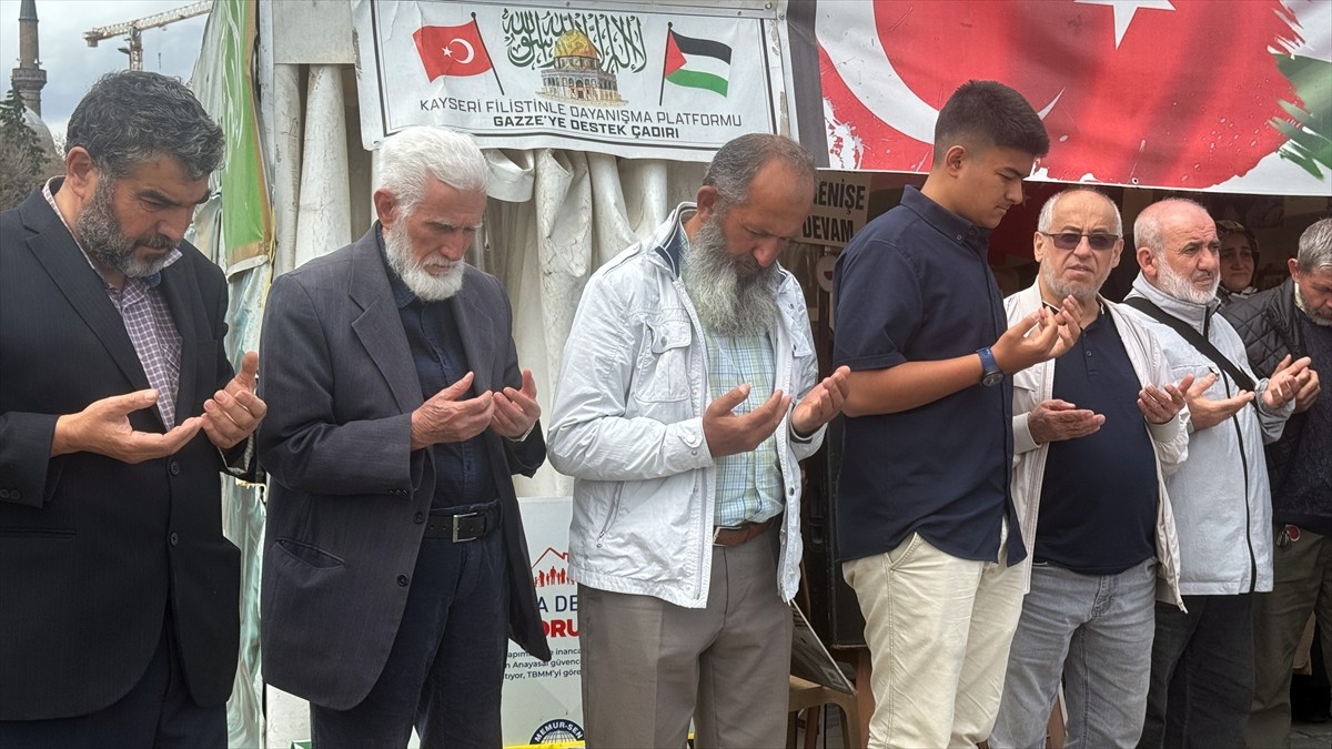 Kayseri'de bir araya gelen vatandaşlar, Gazze'deki zulmün sona ermesi için Kur'an-ı Kerim okuyup...