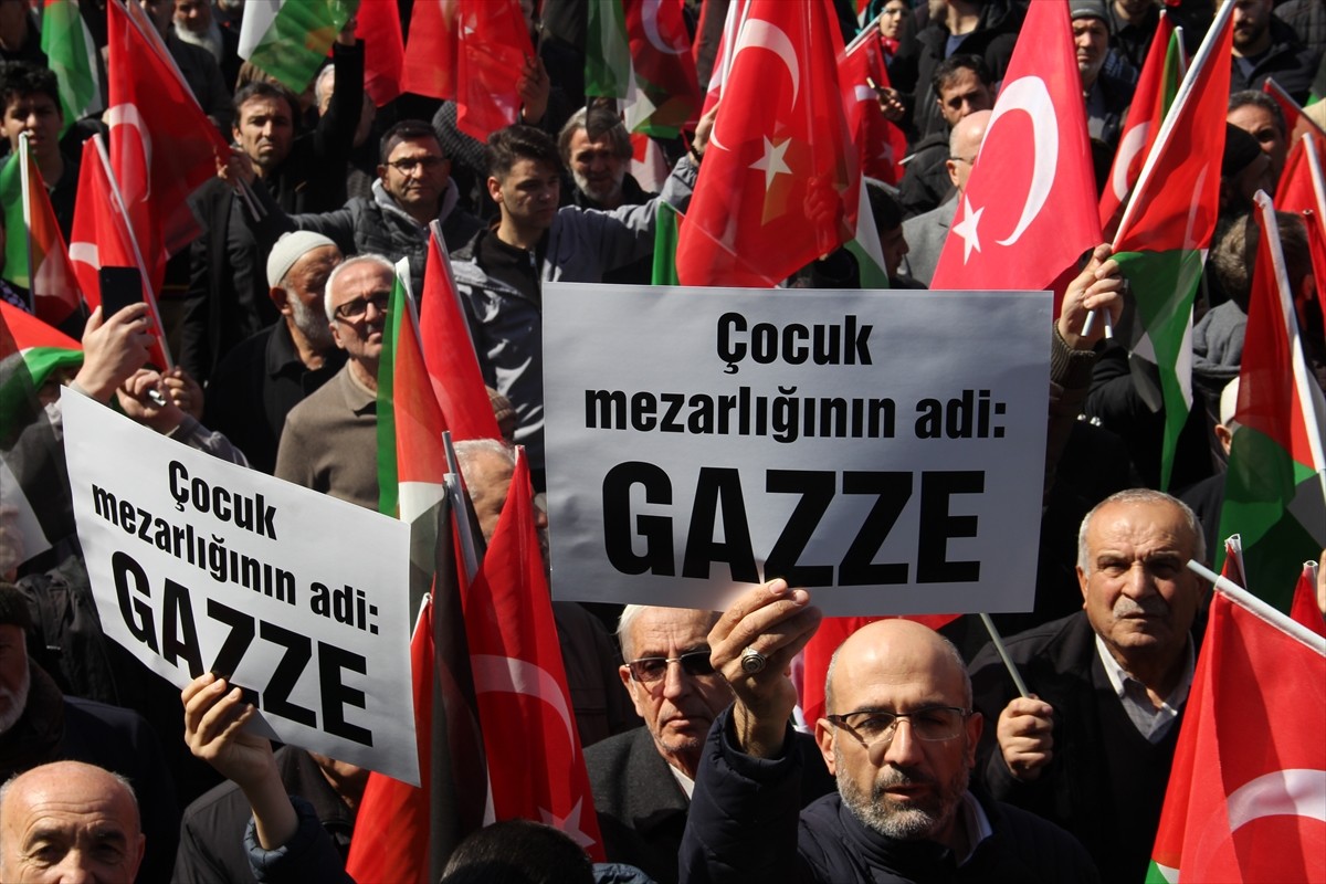 Kayseri'de, İsrail'in Gazze'ye yönelik saldırıları protesto edildi. Kayseri Filistin ile Dayanışma...