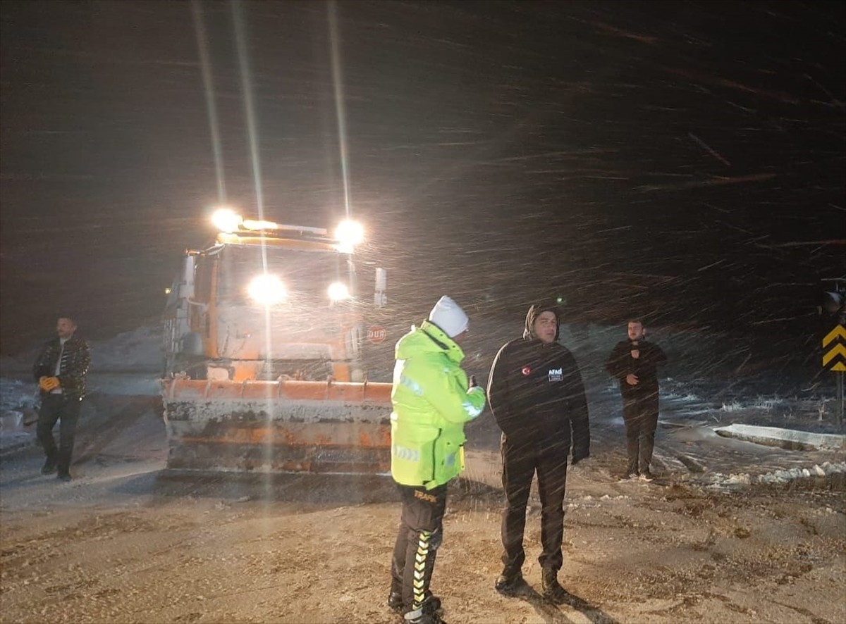 Kayseri'de kar ve tipi sebebiyle yollarda mahsur kalan 385 kişi, kamuya ait tesislerde...