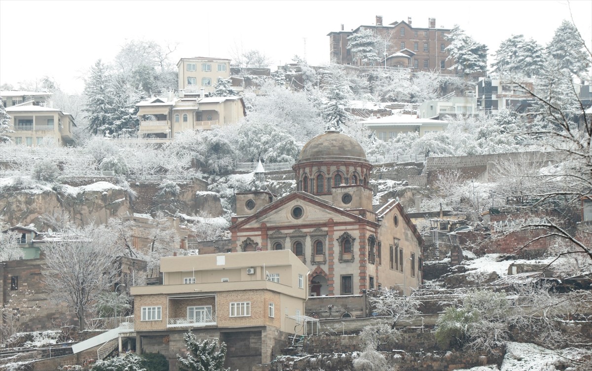 Kayseri'nin yüksek kesimlerinde sabah saatlerinden itibaren kar yağışı ve soğuk hava etkili...