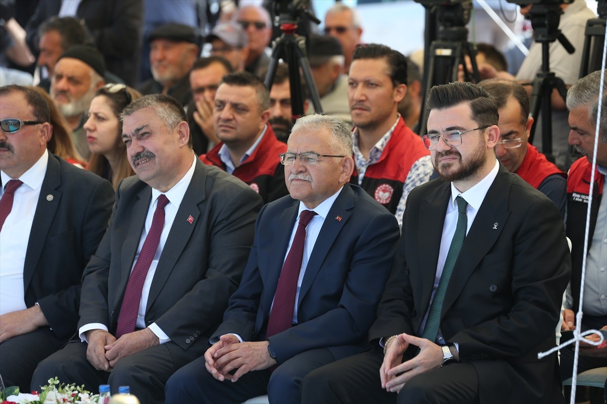 Kayseri Büyükşehir Belediyesi, çiftçilere 238 ton nohut ve mercimek tohumu desteği sağladı .Kadir...