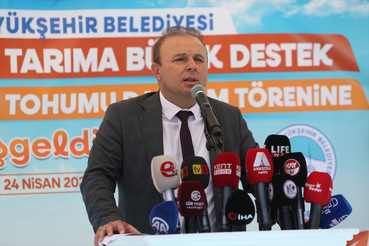 Kayseri Büyükşehir Belediyesi, çiftçilere 238 ton nohut ve mercimek tohumu desteği sağladı .Kadir...