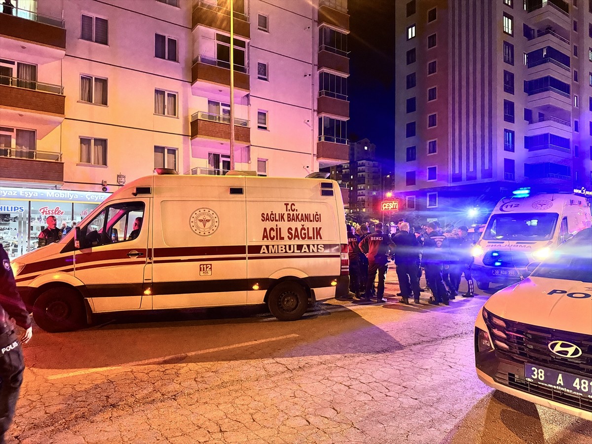 Kayseri Kocasinan ilçesinde çıkan silahlı kavgada 3 kişi yaralandı. Olay yerine çok sayıda polis...