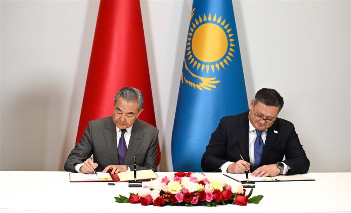 Kazakistan Başbakan Yardımcısı ve Dışişleri Bakanı Murat Nurtleu (sağda) ile Çin Dışişleri Bakanı...