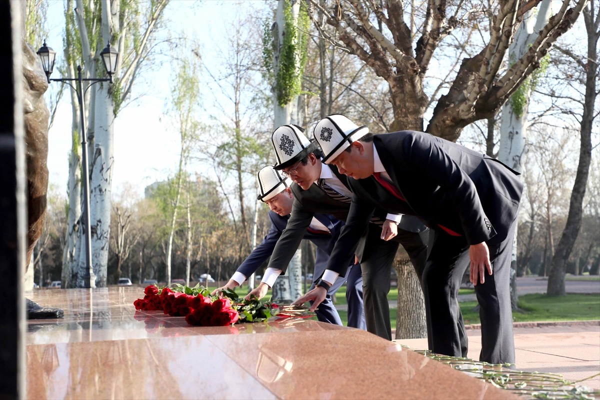Kırgızistan'da 2010'daki halk devrimi sırasında güvenlik güçlerinin açtığı ateş sonucu ölen 100'e...