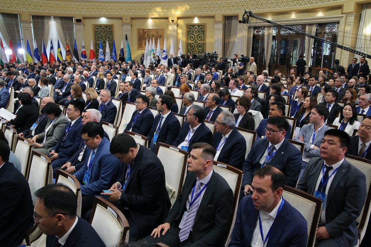 Kırgızistan'ın başkenti Bişkek'te iklim krizi ile buzullardaki erimenin ele alındığı...