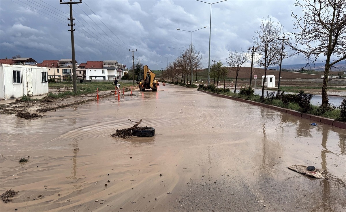 Kırıkkale'de etkili olan sağanak, su baskınlarına neden oldu.
