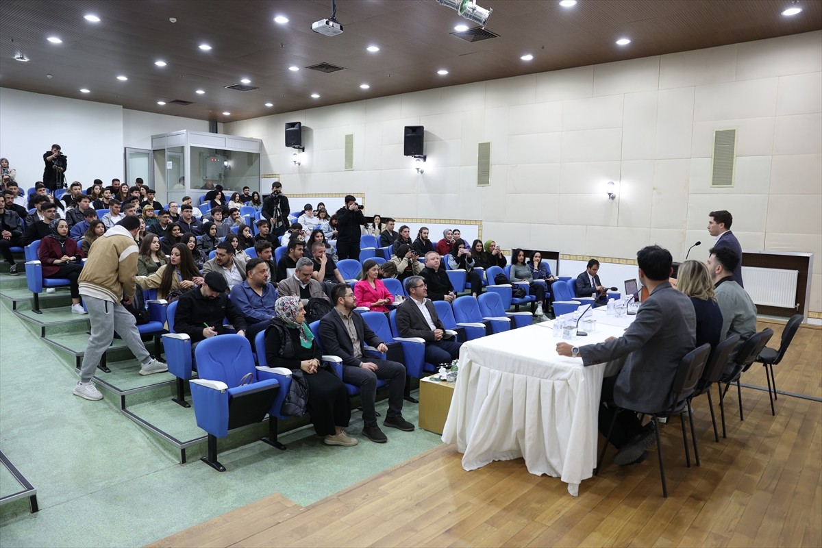 Kırklareli Üniversitesinde (KLÜ) "Ekranın İki Yüzü, Sahada ve Stüdyoda Habercilik" konulu...