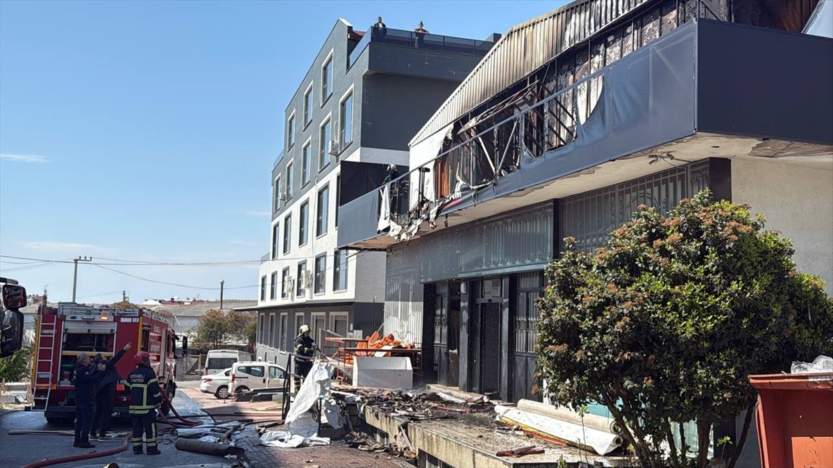 Kocaeli'nin Çayırova ilçesinde iş yerinde çıkan yangında dumandan etkilenen bir kişi hastaneye...