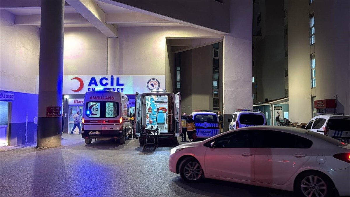 Kocaeli'nin Darıca ilçesinde iki grup arasında çıkan silahlı, bıçaklı ve sopalı kavgada 5 kişi...