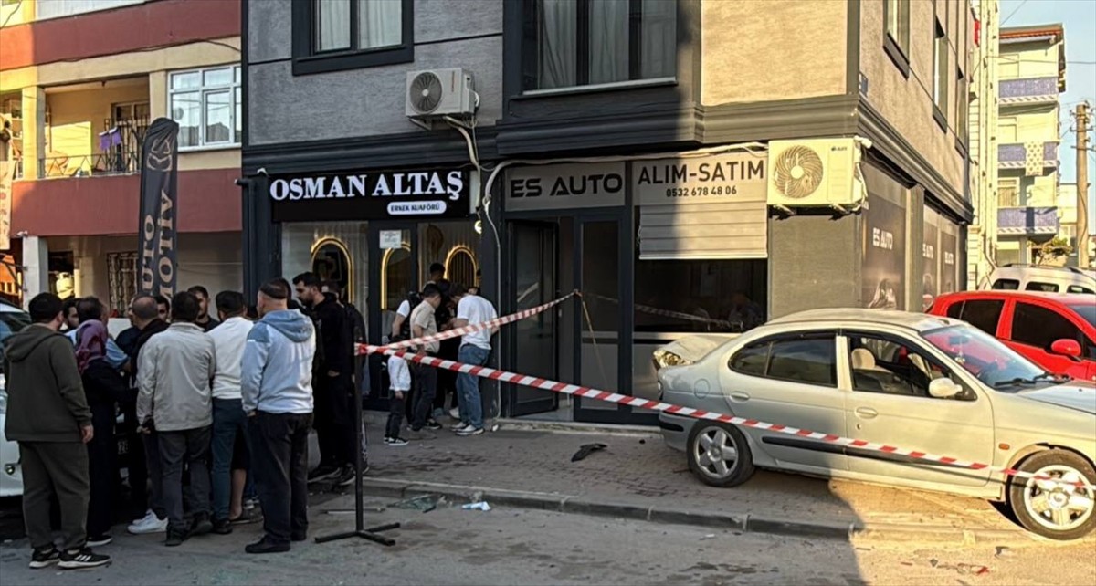 Kocaeli'nin Gebze ilçesinde hafif ticari araç ile otomobilin çarpışması sonucu 2 kişinin...