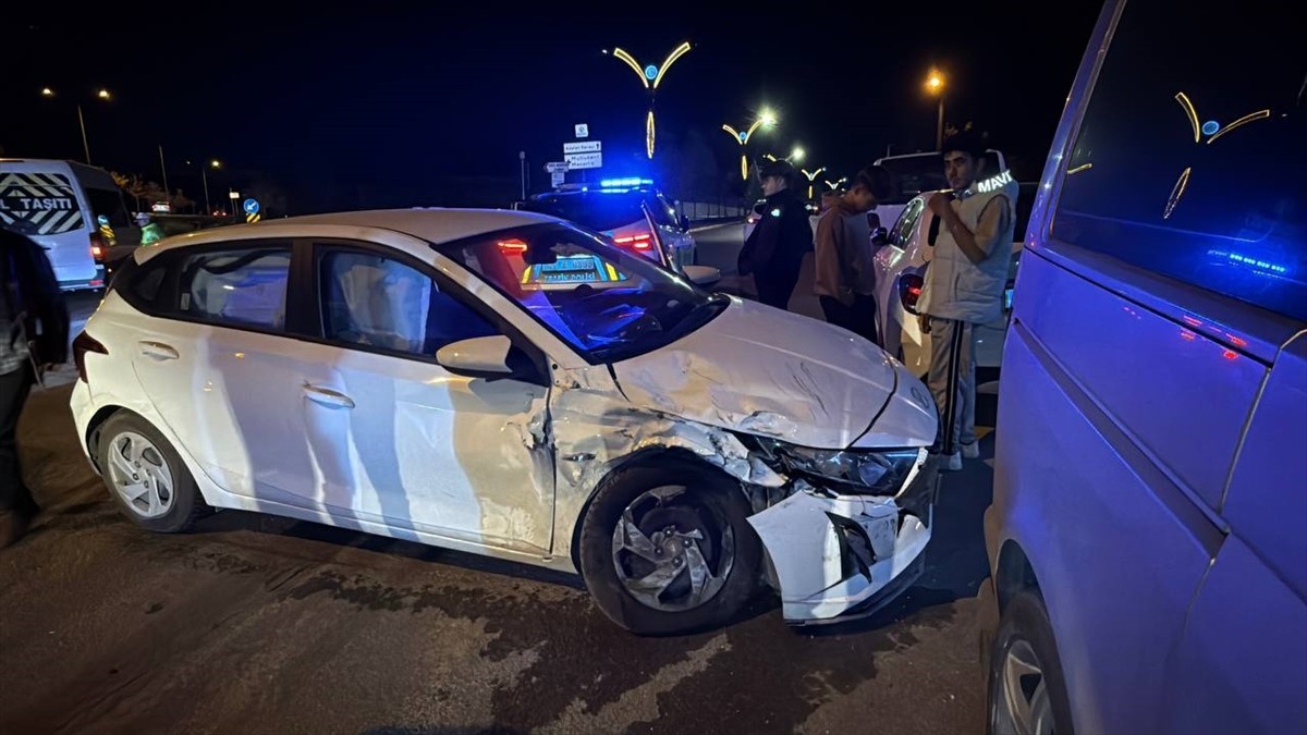 Kocaeli'nin Gebze ilçesinde otomobil ile cipin çarpıştığı kazada 2 kişi yaralandı.