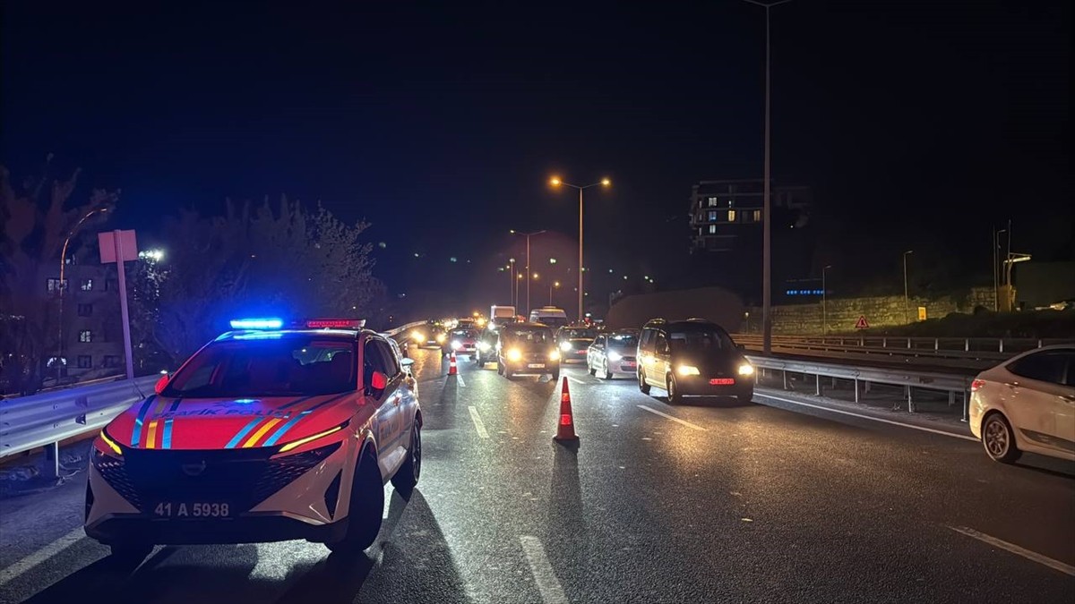 Kocaeli'nin Gebze ilçesinde otomobille minibüsün çarpıştığı kazada, 1'i ağır 2 kişi...