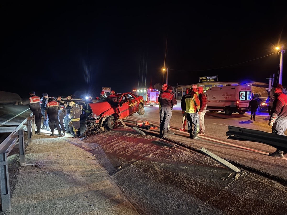 Kocaeli'nin İzmit ilçesinde otomobilin bariyere çarpması sonucu 2 kişi yaşamını yitirdi. İhbar...