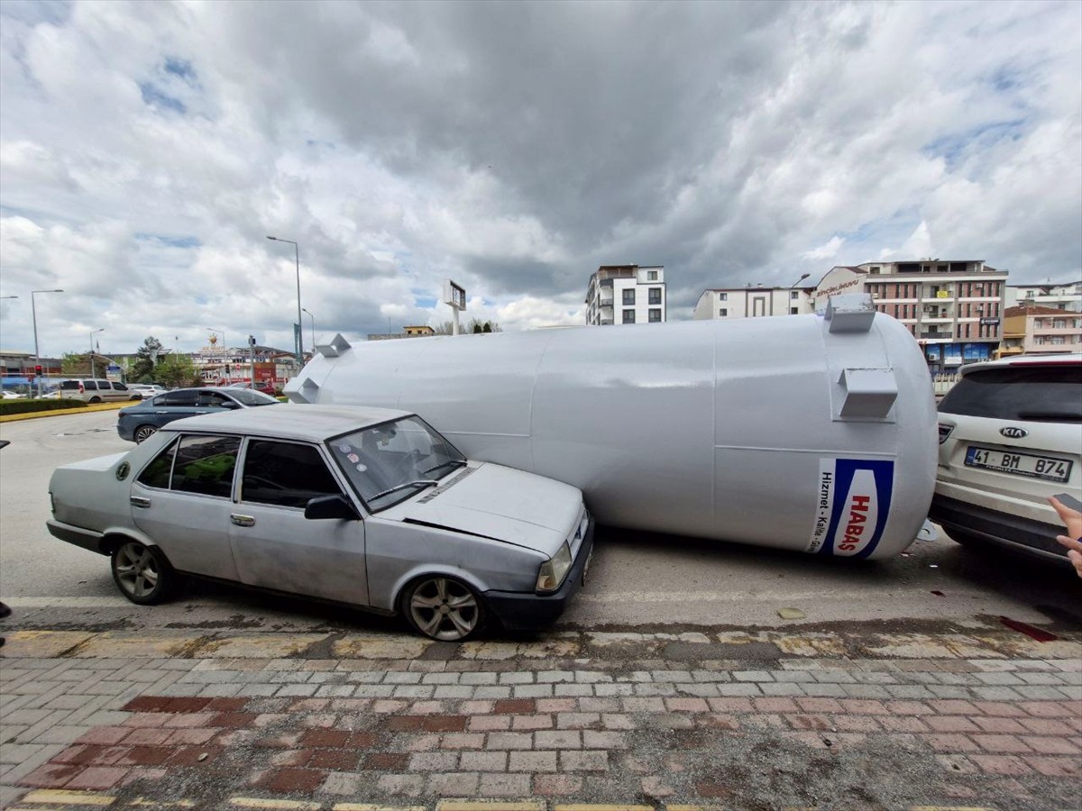 Kocaeli'nin Kartepe ilçesinde, tırın taşıdığı yaklaşık 8 metre uzunluğundaki gaz depolama tankı...