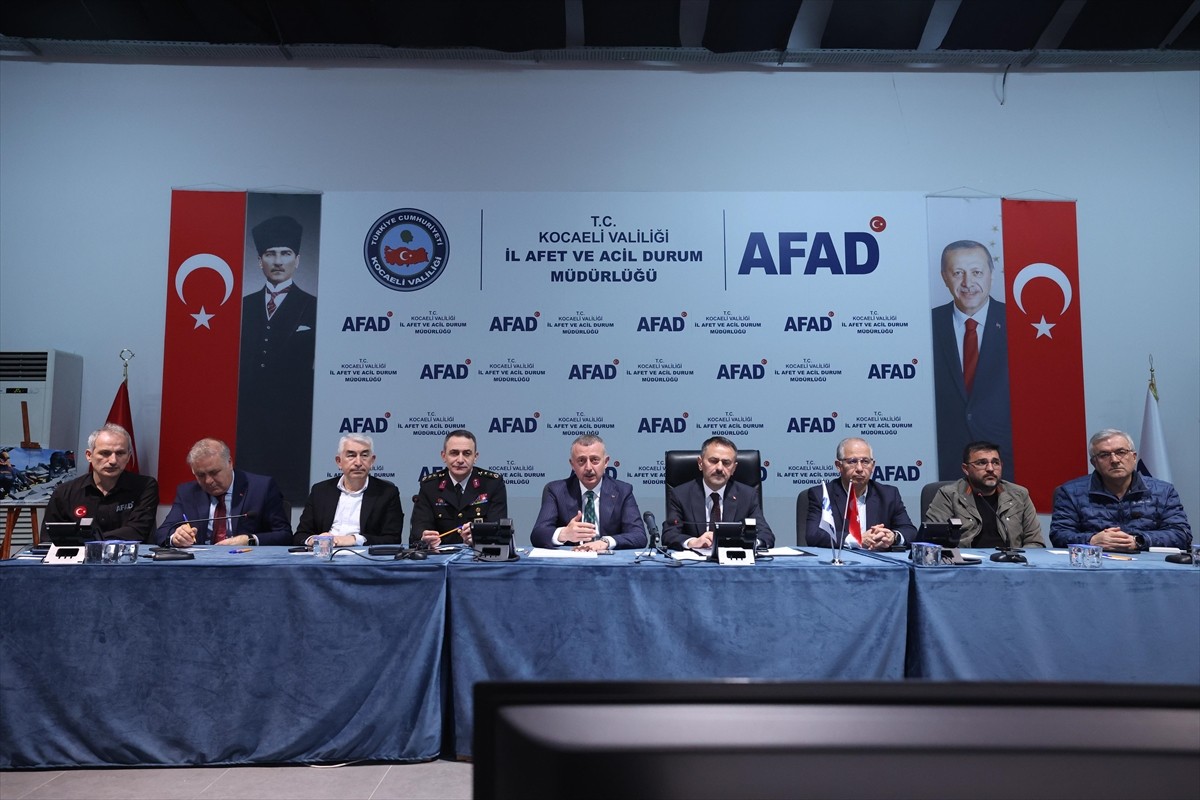 Kocaeli Valisi İlhami Aktaş (sağ 4), Büyükşehir Belediye Başkanı Tahir Büyükakın (sağ 5), Kocaeli...