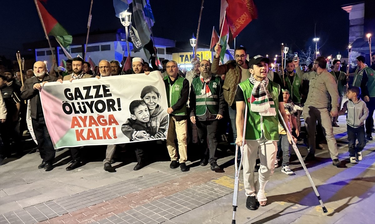 Konya'da, İsrail'in Gazze'ye yönelik saldırılarına tepki göstermek amacıyla "Gazze Ölüyor Ayağa...
