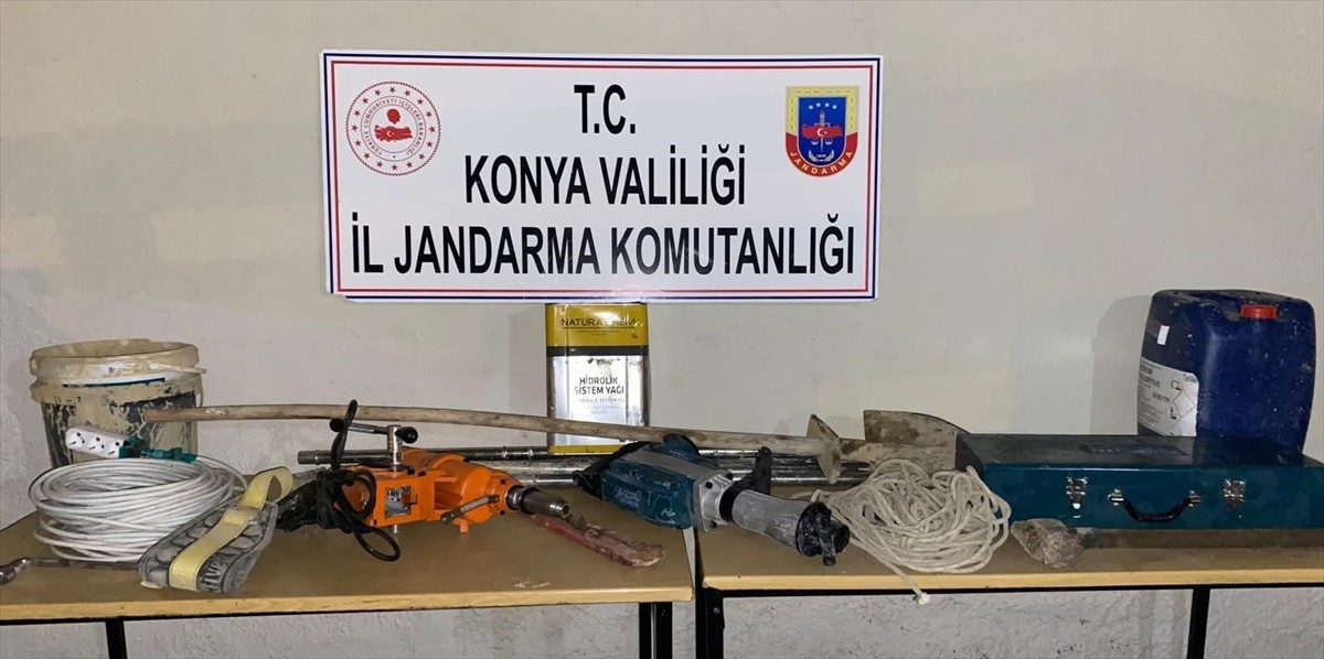Konya'nın Ereğli ilçesinde iş makinesiyle kaçak kazı yapan 13 zanlı gözaltına alındı, iki hilti...