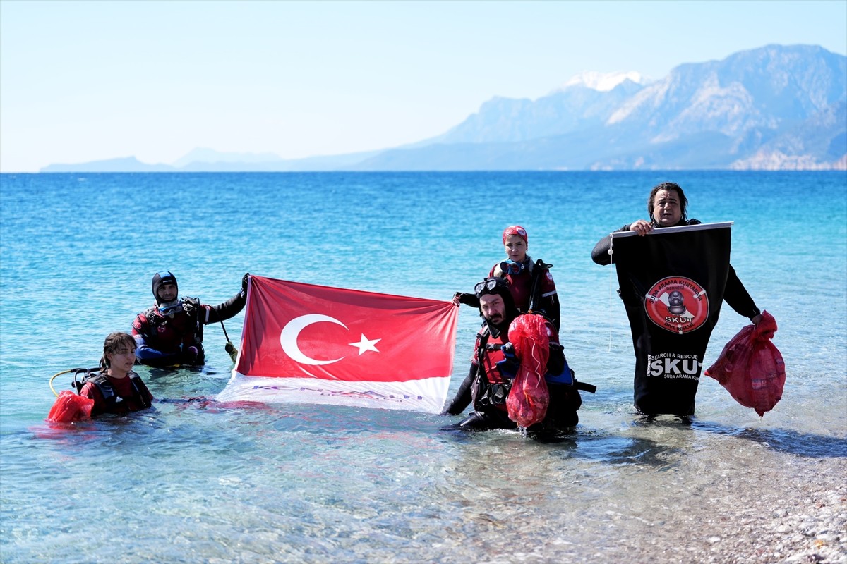 Konyaaltı Belediyesi, Suda Arama ve Kurtarma Derneği (SKUT) ekipleri ile Konyaaltı Sahili'nde...