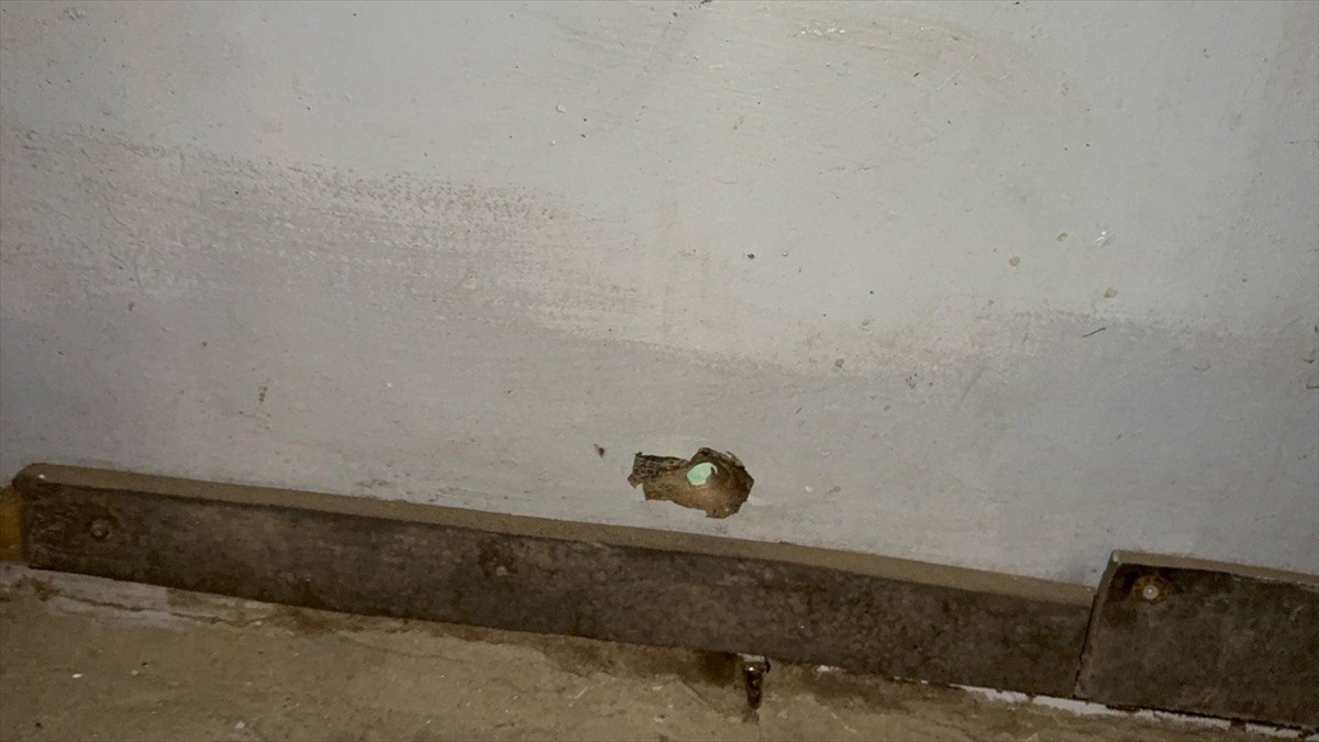 Küçükçekmece'de kimliği belirsiz şüphelilerce iş yerine silahla ateş açıldı. Saldırıda yaralanan...