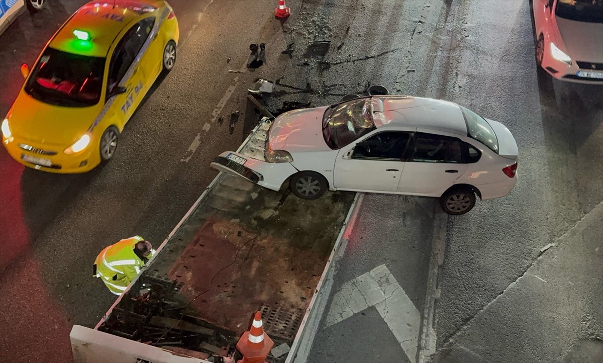 Küçükçekmece'de kontrolden çıkarak takla atan otomobilin sürücüsü yaralandı.