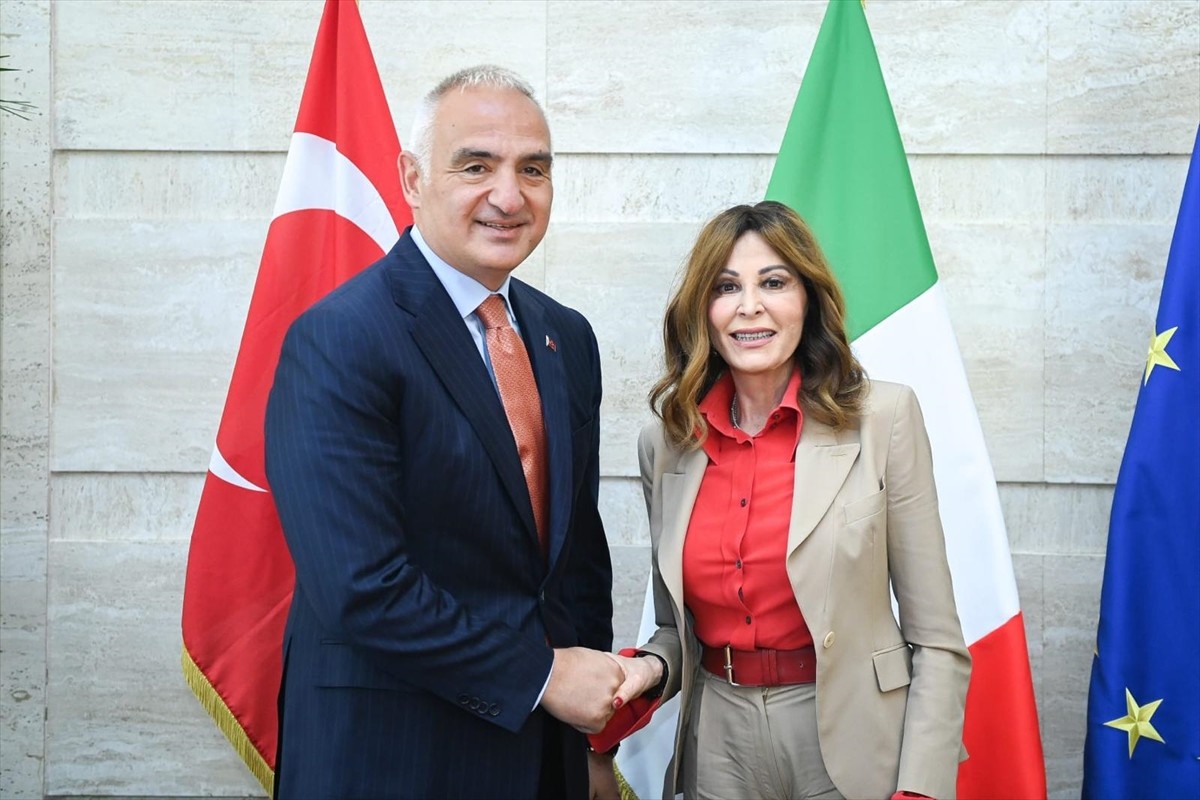 Kültür ve Turizm Bakanı Mehmet Nuri Ersoy (solda), İtalya Turizm Bakanı Daniela Santanche (sağda)...