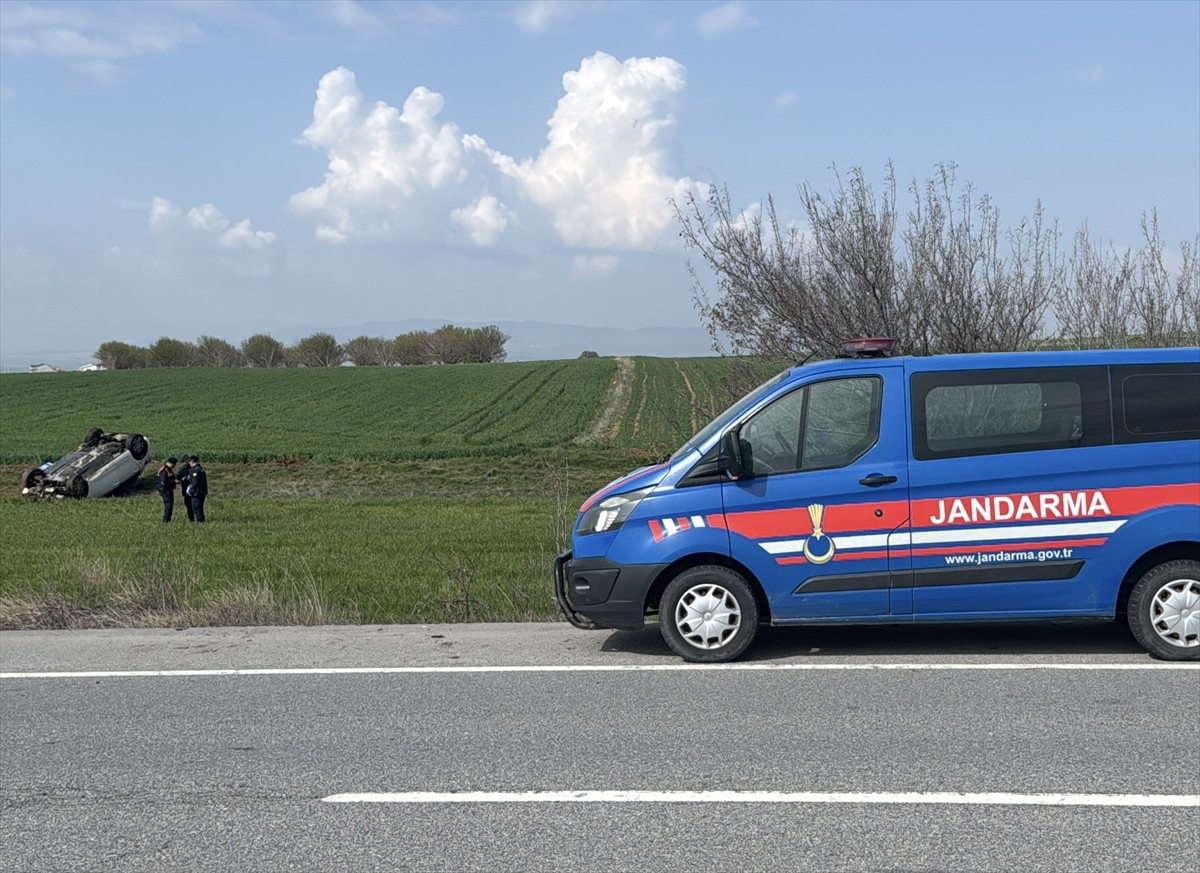 Kütahya'da otomobilin devrilmesi sonucu 1 kişi hayatını kaybetti. Kaza yerine jandarma ekipleri...