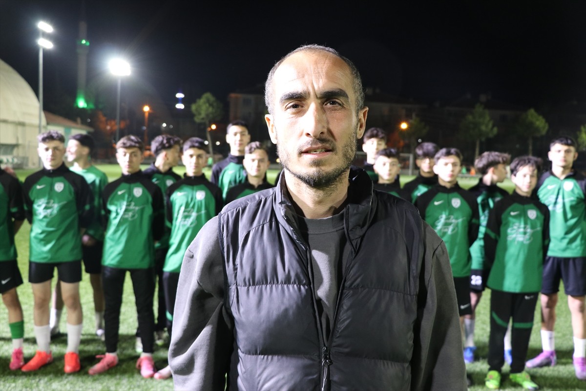 Kütahya'da Yeşilayspor Kulübü, geleceğin futbolcularını yetiştirirken, gençleri her türlü...