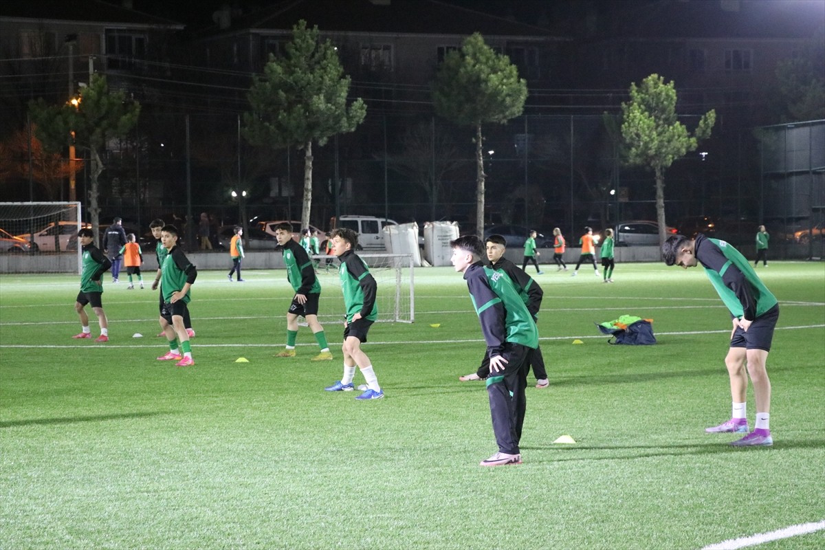 Kütahya'da Yeşilayspor Kulübü, geleceğin futbolcularını yetiştirirken, gençleri her türlü...