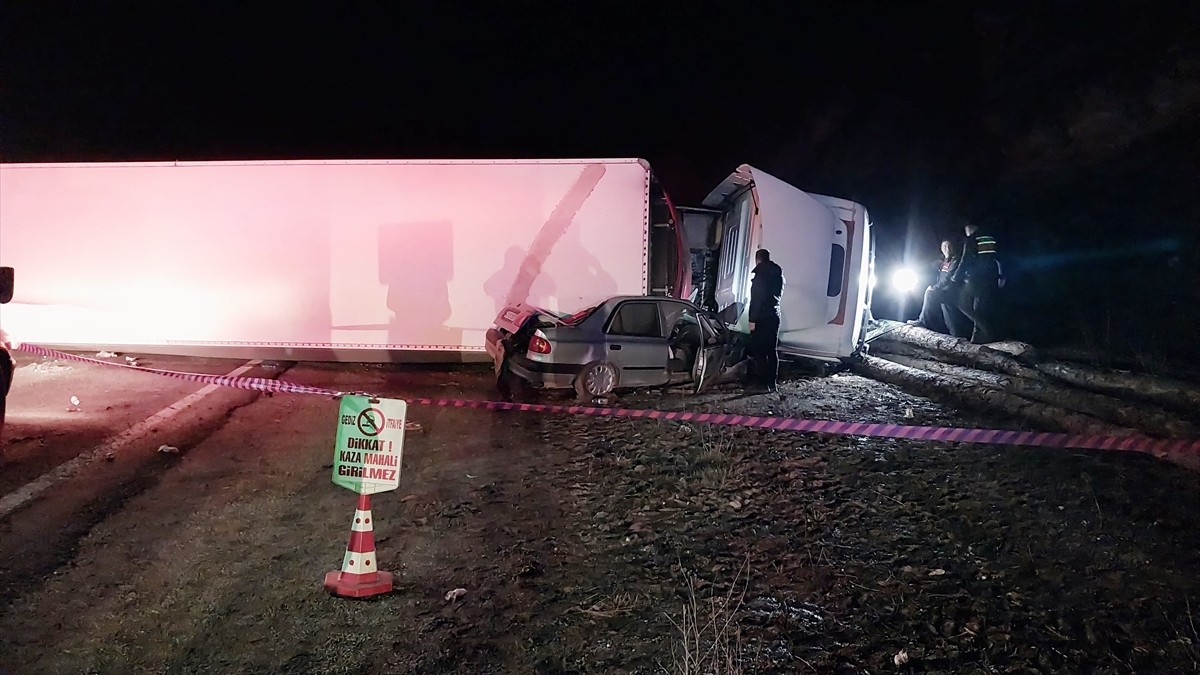  Kütahya'nın Gediz ilçesinde karşı şeride geçerek devrilen tırın altında kalan otomobilin sürücüsü...
