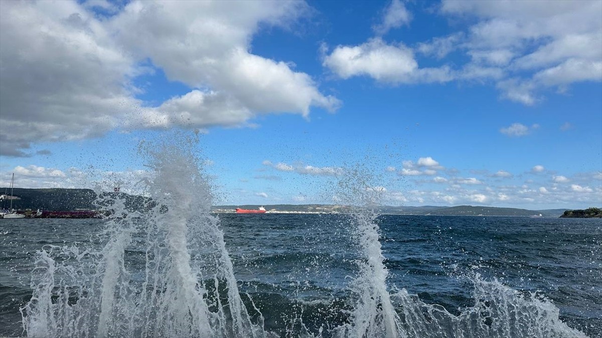 Kuzey Ege'de etkili olan kuvvetli rüzgar nedeniyle Çanakkale'de bazı feribot seferleri iptal...