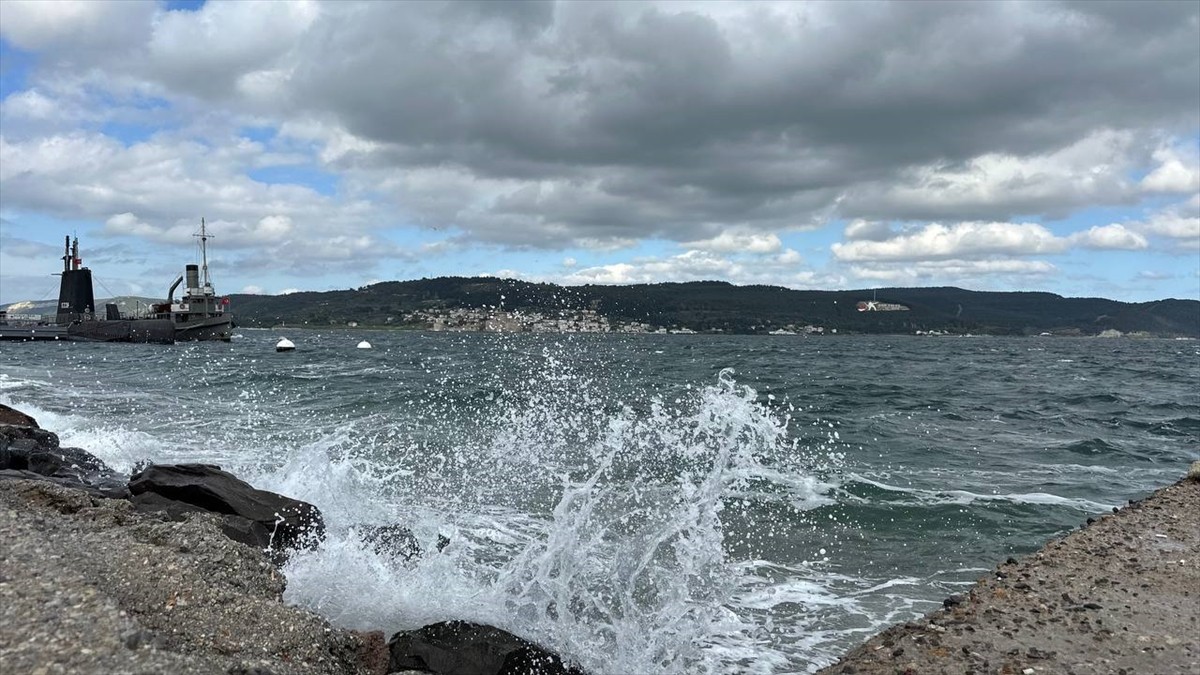 Kuzey Ege'de etkili olan kuvvetli rüzgar nedeniyle Çanakkale'de bazı feribot seferleri iptal...